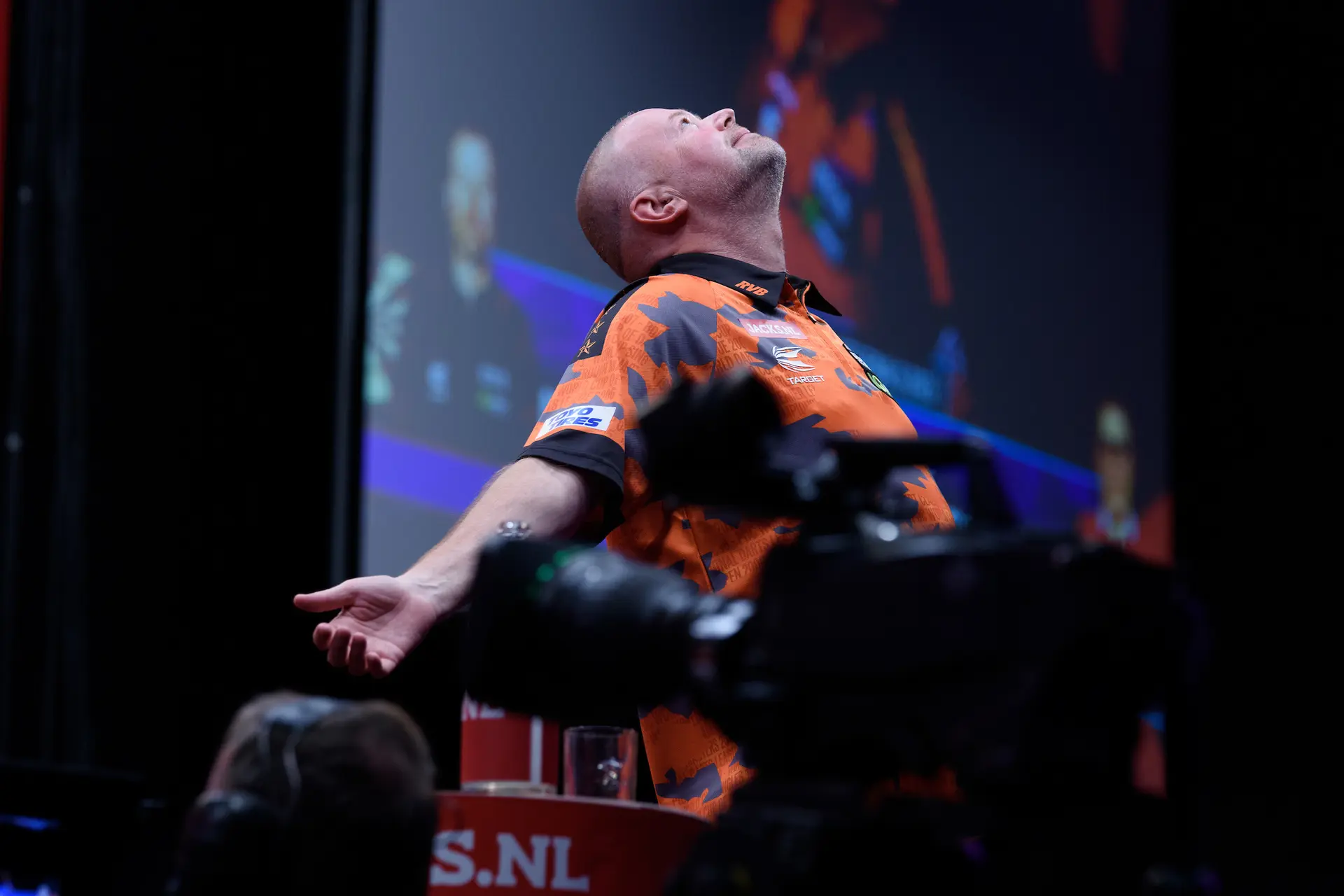 VIDEO Van Barneveld "Om de Wereldkampioen voor het Oranje Leger te verslaan, dat is echt speciaal"