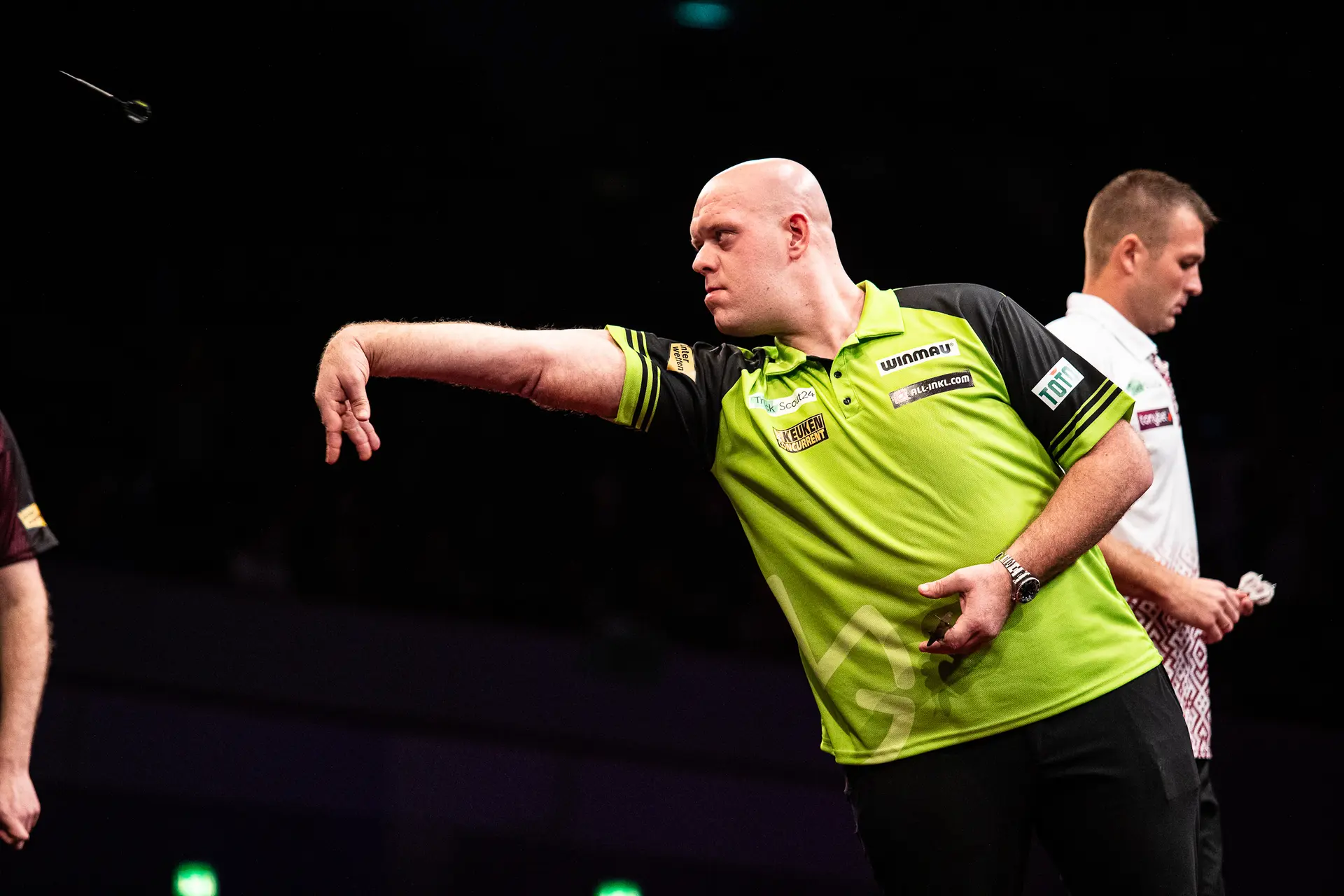 Van Gerwen overleefd twee matchdarts en Schouderblessure hindert Van Duijvenbode bij European Championship, Humphries en Pikachu winnen