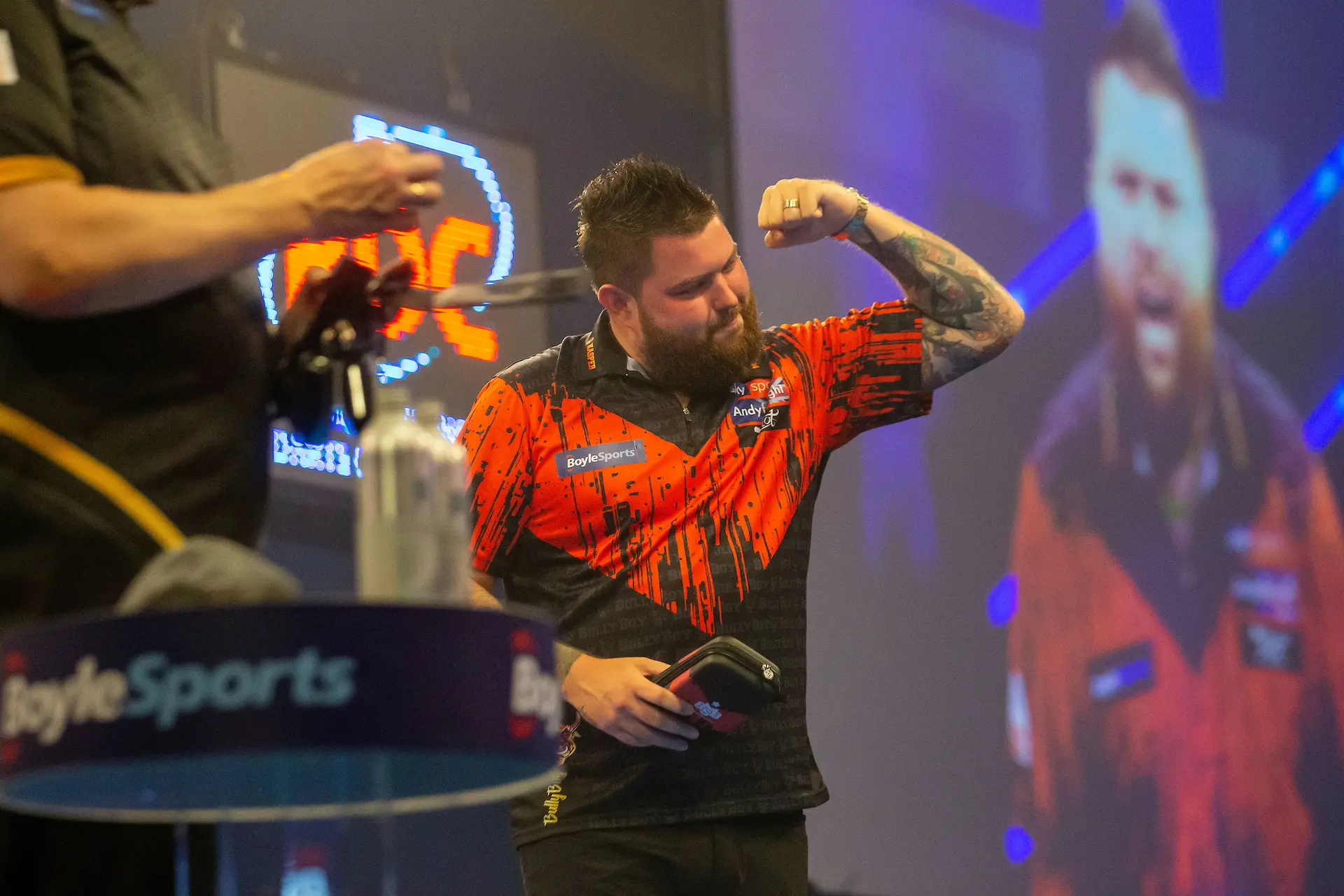Wereldkampioen Smith praat over zijn verwachtingen en voorbereidingen op het PDC Darts WK