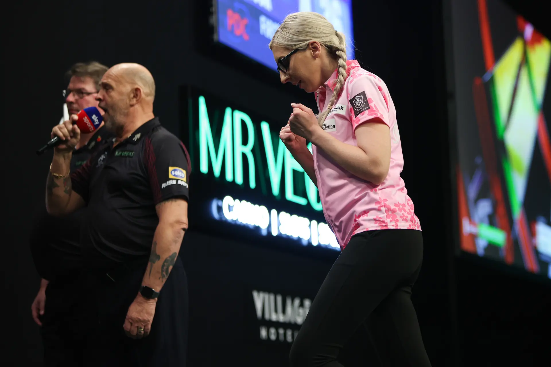 Fallon Sherrock triomfeert en plaatst zich glansrijk voor UK Q-School Finalefase