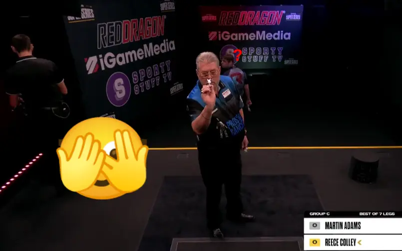 Dit gebeurde in duel Martin Adams terwijl tegenstander en caller podium al verlieten