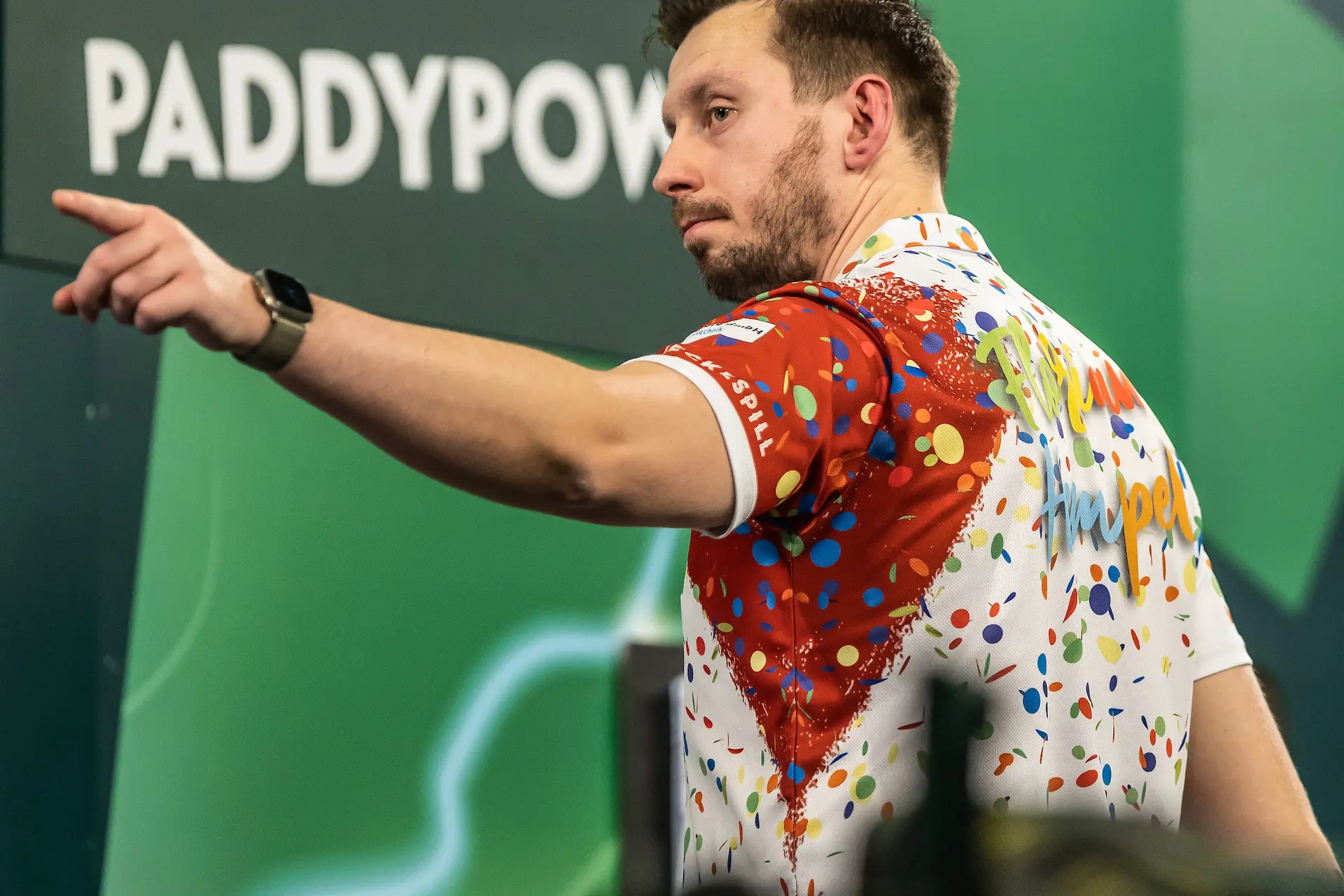 Hempel en Schindler kloppen Van den Bergh en Wattimena in spannende tweede ronde PDC-WK
