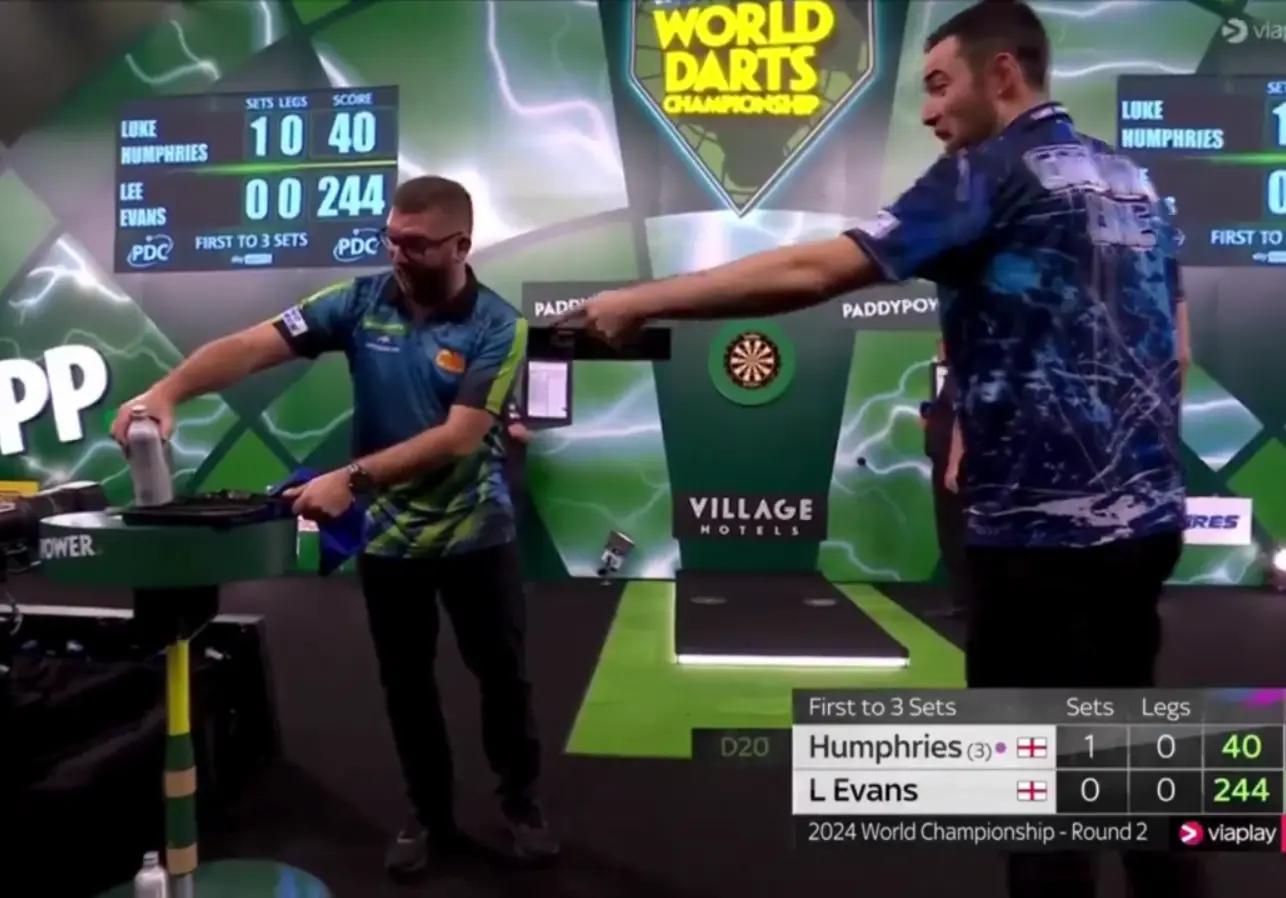 Onverwachts bezoek op het podium  tijdens duel van Luke Humphries en Lee Evans