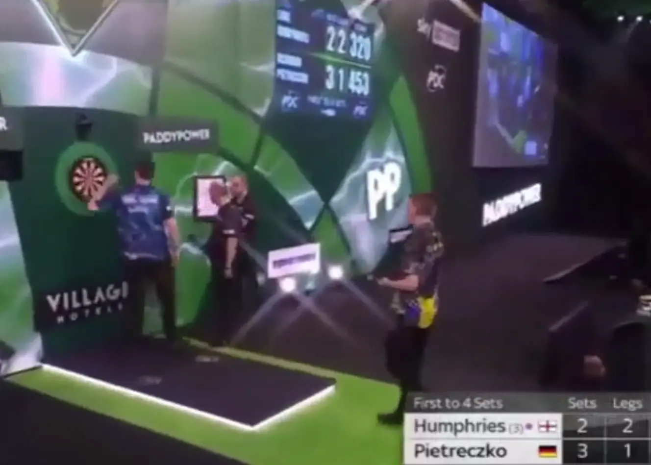 Luke Humphries op het matje bij DRA na dit moment in duel met Ricardo Pietreczko