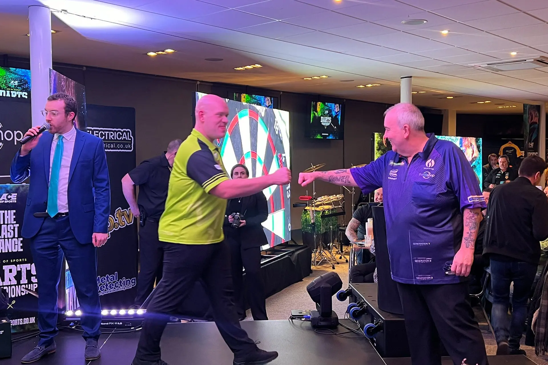Van Gerwen neemt zoete wraak en maakt demonstratief korte metten met Phil Taylor