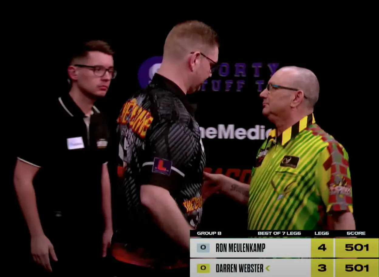 Ron Meulenkamp pakt Darren Webster hard terug met dit moment tijdens de rematch