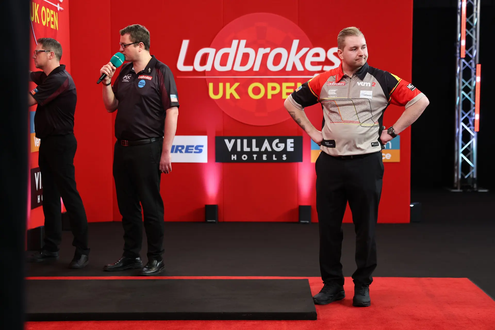 Dimitri van den Bergh wint het UK Open 2024 na een krankzinnige finale met Humphries