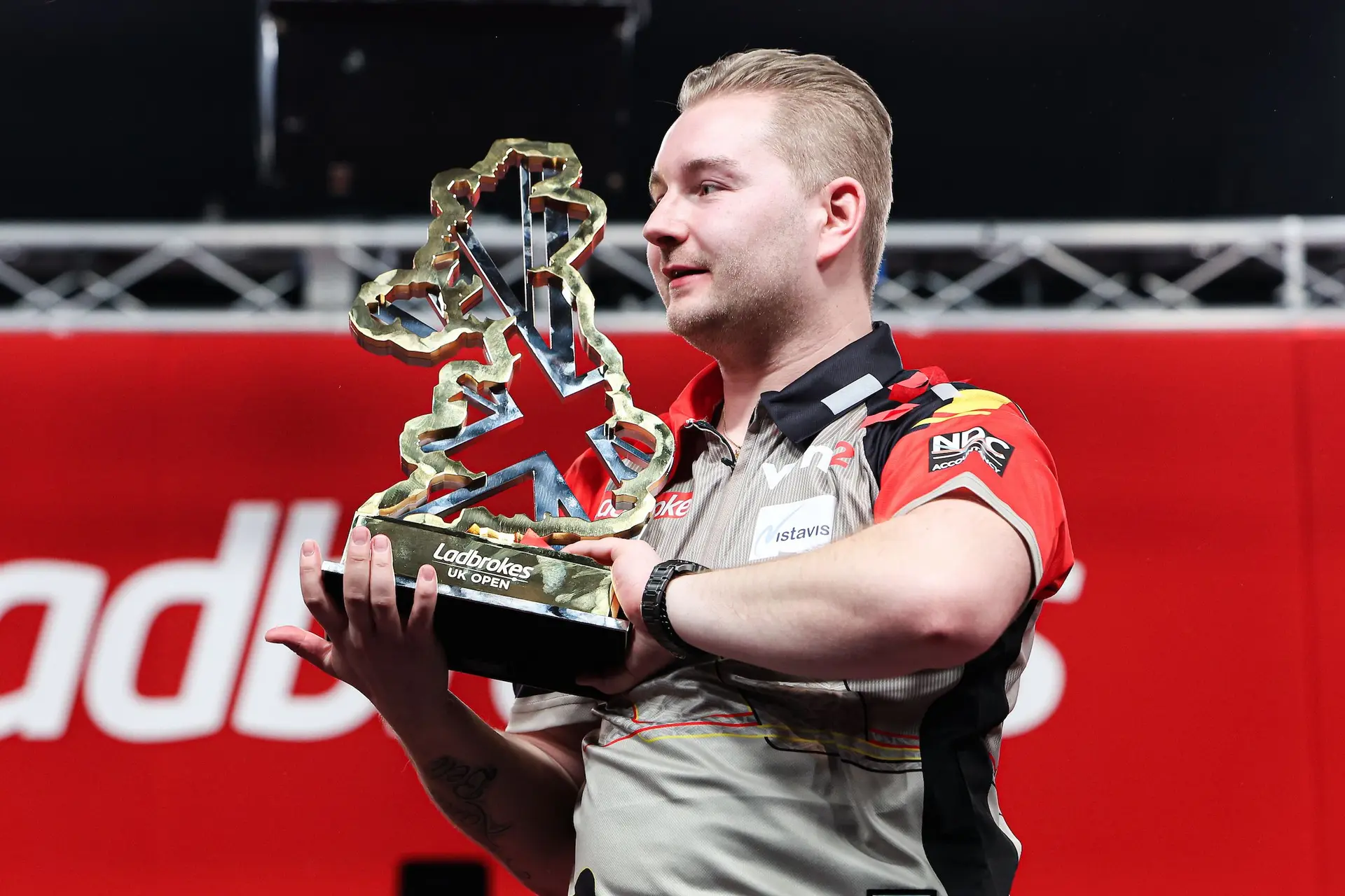 Dimitri van den Bergh stuurt Danny Noppert uit de top tien van de PDC