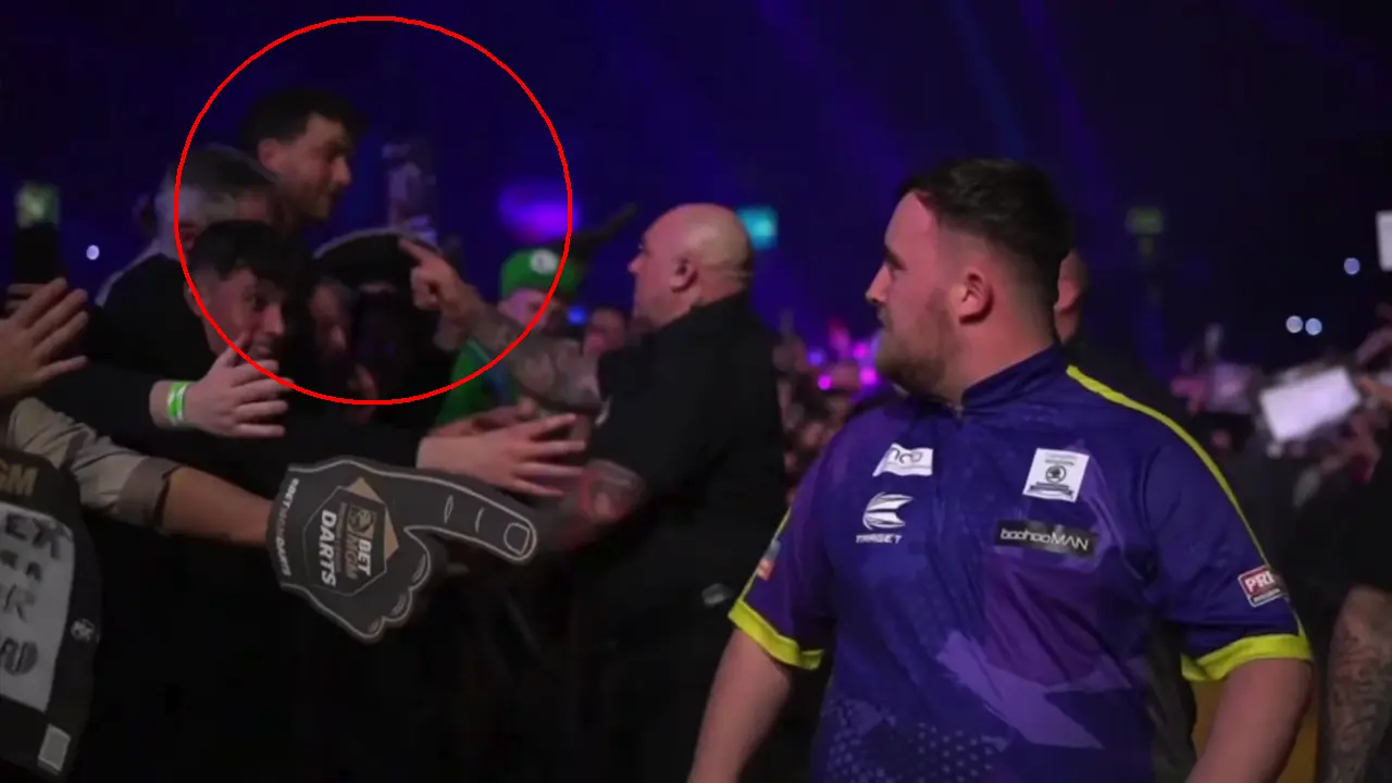 VIDEO: Luke Littler wordt aangevallen tijdens opkomst voor duel met Michael van Gerwen