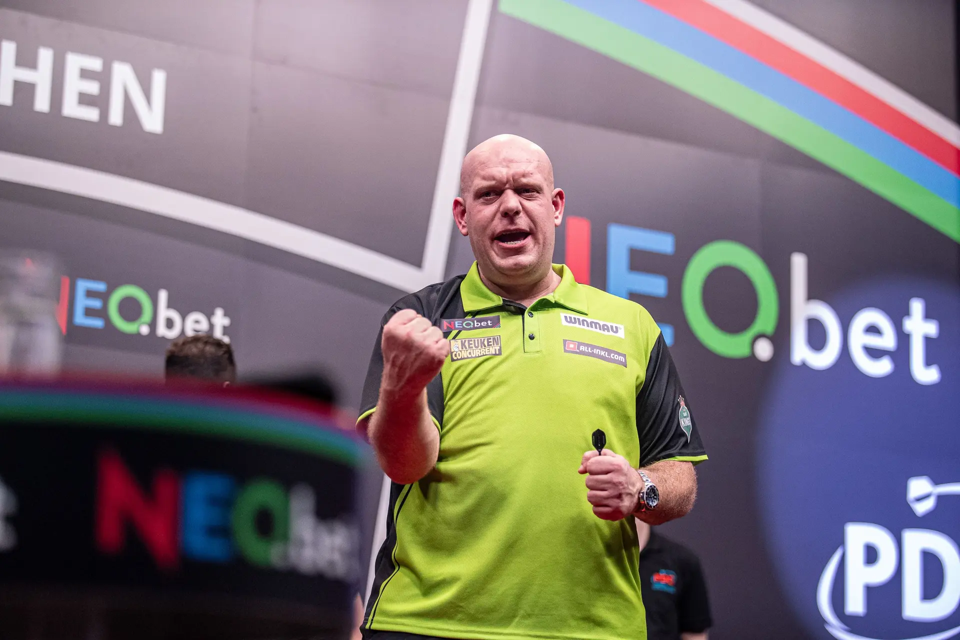 ADO: Michael van Gerwen als laatste door naar de kwartfinales met winst op Peter Wright