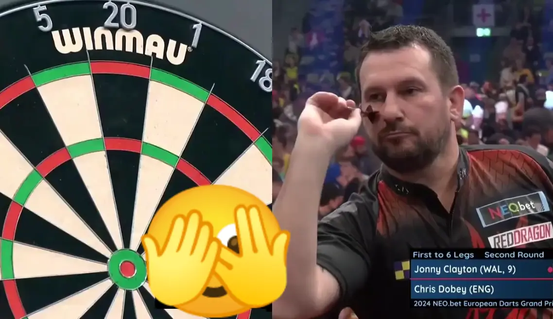 Jonny Clayton introduceert een nieuwe route vanaf 58 met twee pijlen in de hand