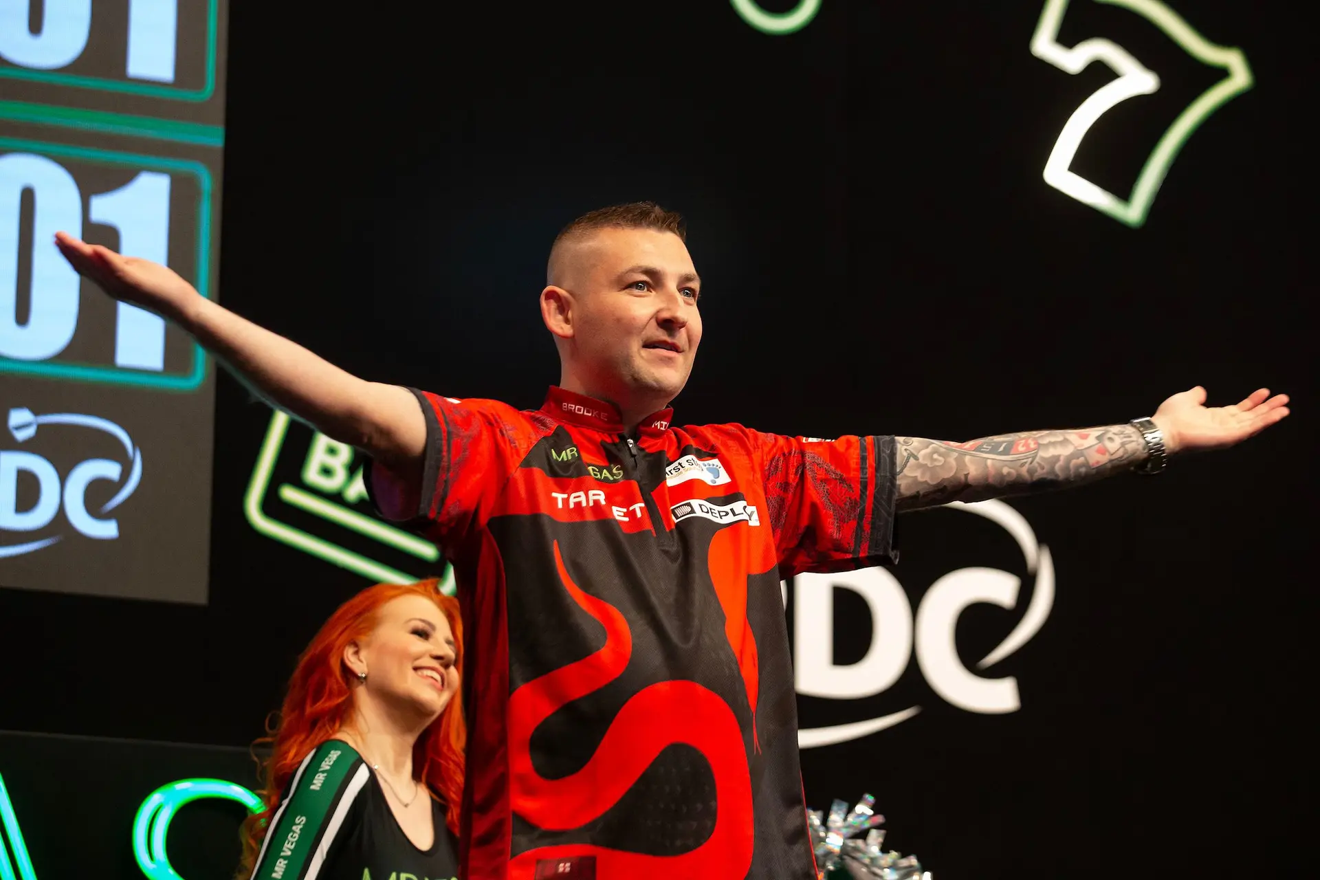 Zaterdagavond World Matchplay: titelverdediger Aspinall wint nipt, Van Barneveld meteen uitgeschakeld