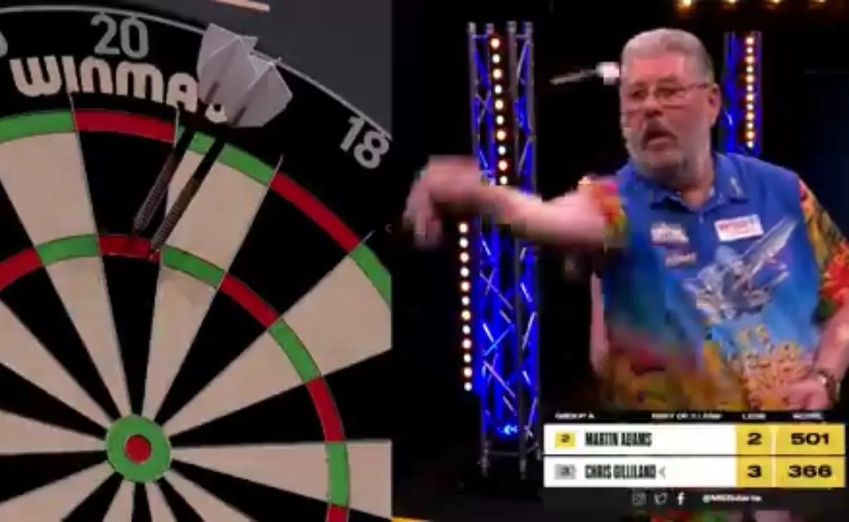 VIDEO: Martin Adams krijgt de lachers op zijn hand met deze komische 'trickshot'