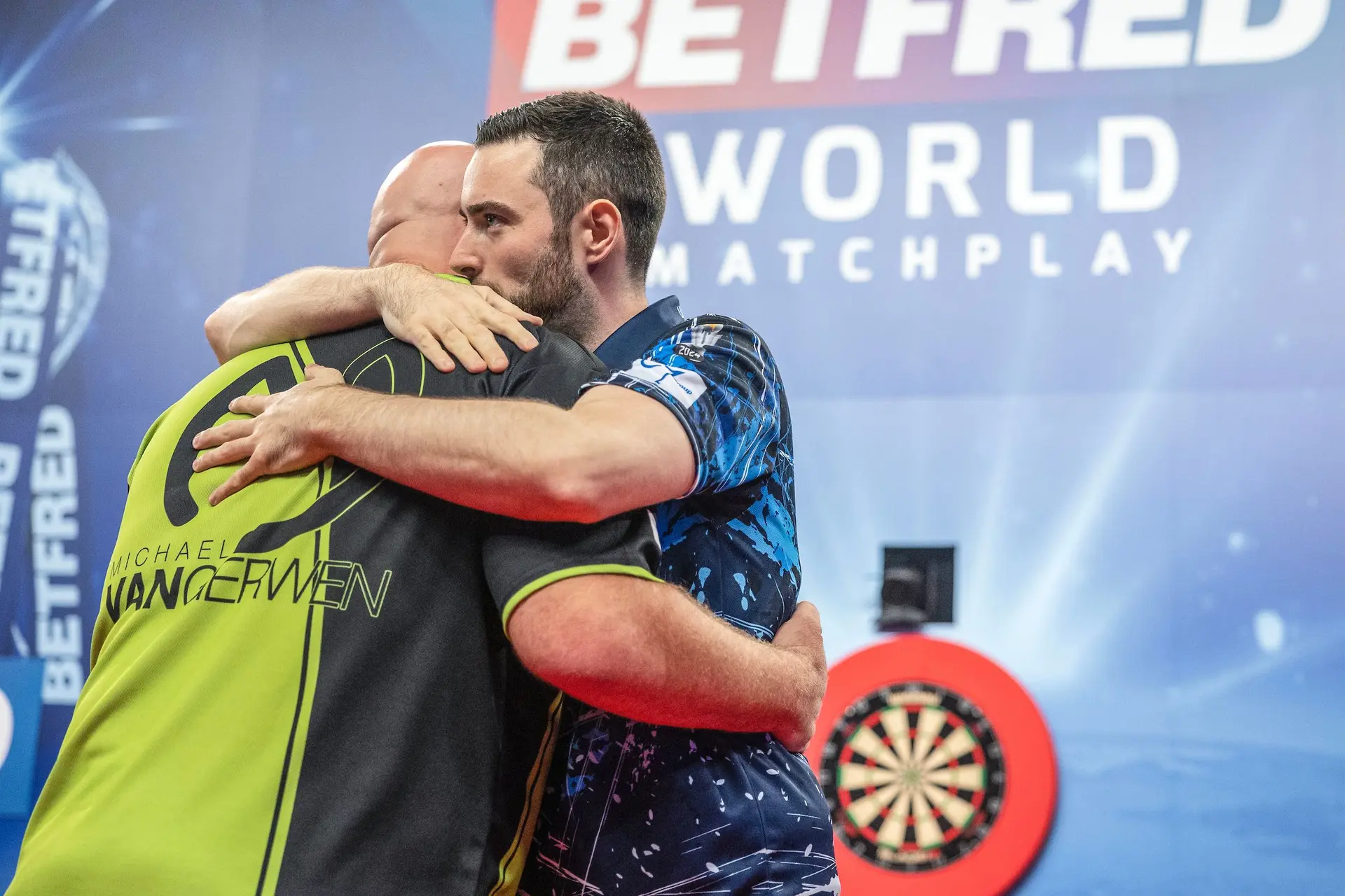 Van Gerwen wint na comeback van Humphries in kwartfinale Premier League avond 7, Price onderuit in Cardiff