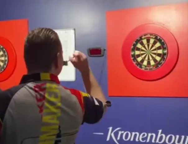 Dimitri van den Bergh steelt de show met deze trickshot achter de schermen