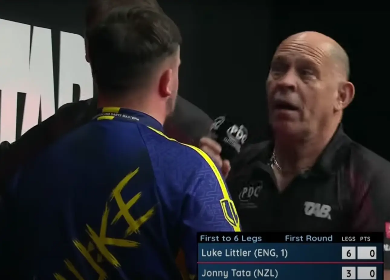 Dit moment was er vandaag tussen Luke Littler en Russ Bray in Nieuw-Zeeland