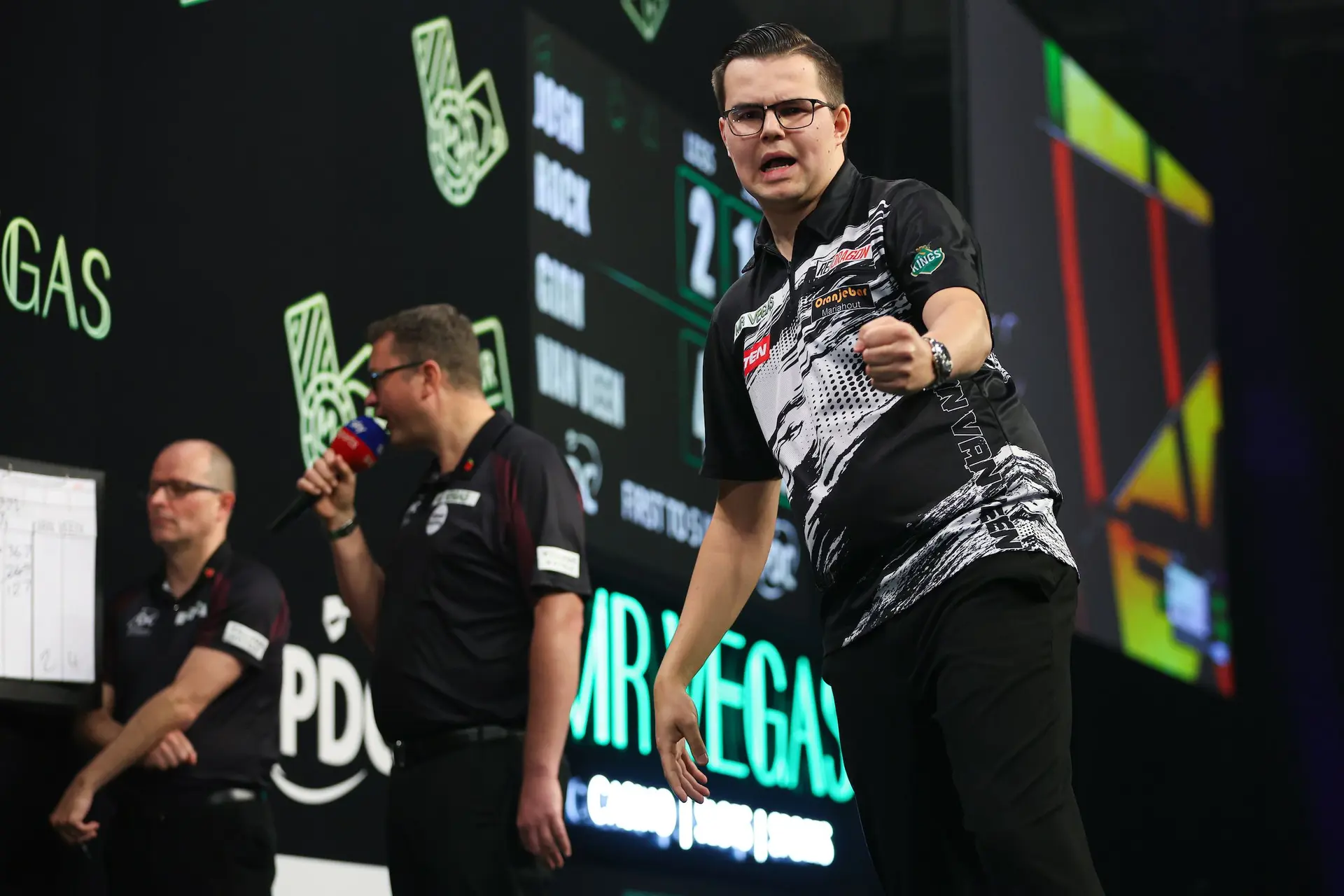 Van Veen wint geweldig duel van Nijman, Van Gerwen al in groepsfase Grand Slam of Darts uitgeschakeld na verlies tegen Joyce