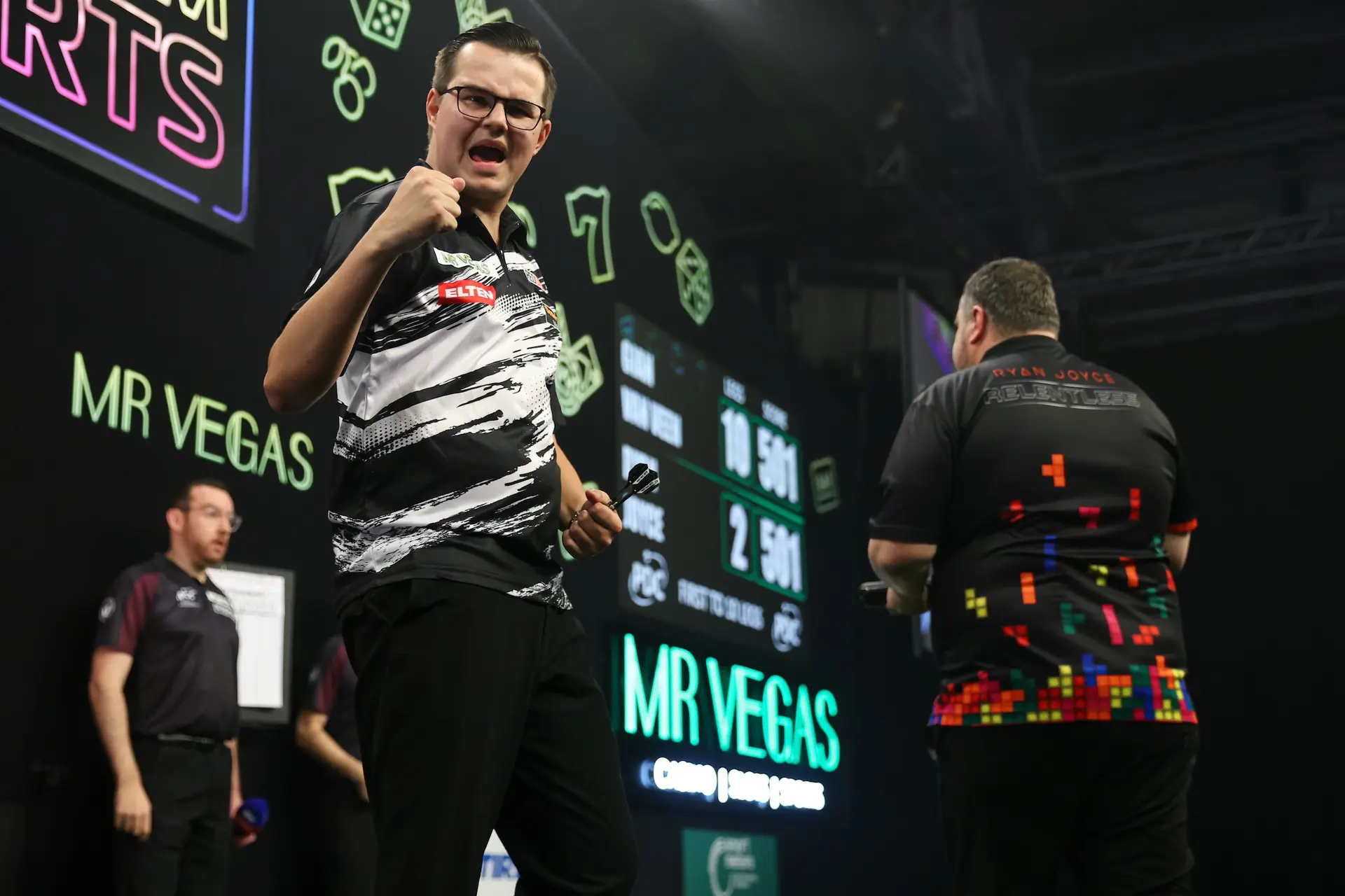 UK Open zaterdagavond: Gian van Veen bereikt de kwartfinales en Van den Bergh hard onderuit