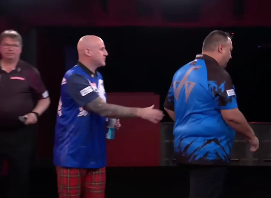 Incident tussen Alan Soutar en Jermaine Wattimena na afloop van duel tussen de twee