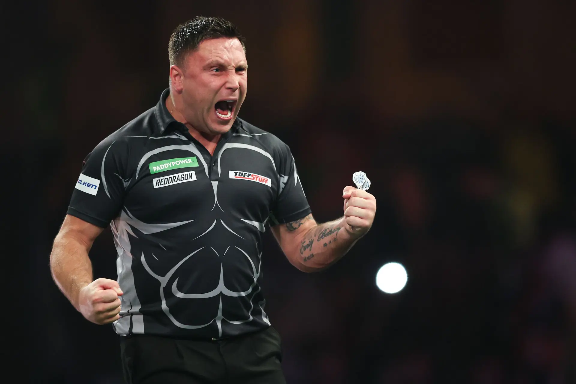 Gerwyn Price trakteert Aberdeen op 9-darter en schrijft historie in Premier League