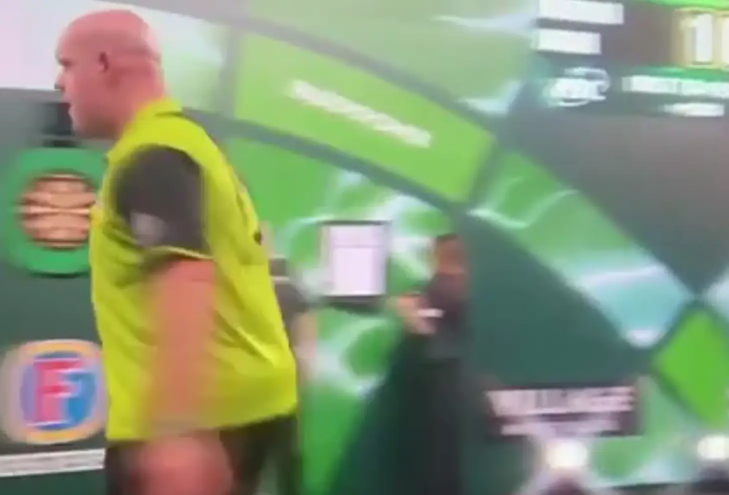VIDEO: Van Gerwen heeft dit moment op WK podium, zijn vriend gaat stuk in Viaplay-studio