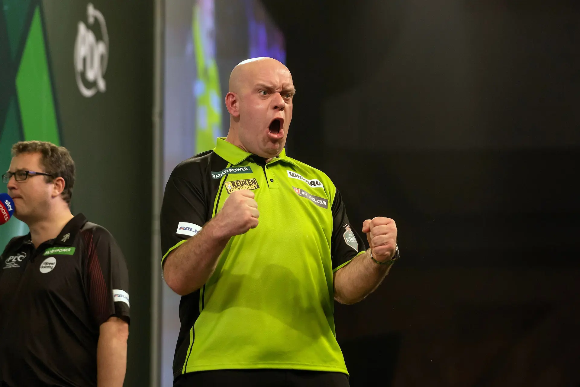 WK Darts: Van Gerwen houdt storm van Rydz af en gooit zichzelf na thriller naar de halve finale
