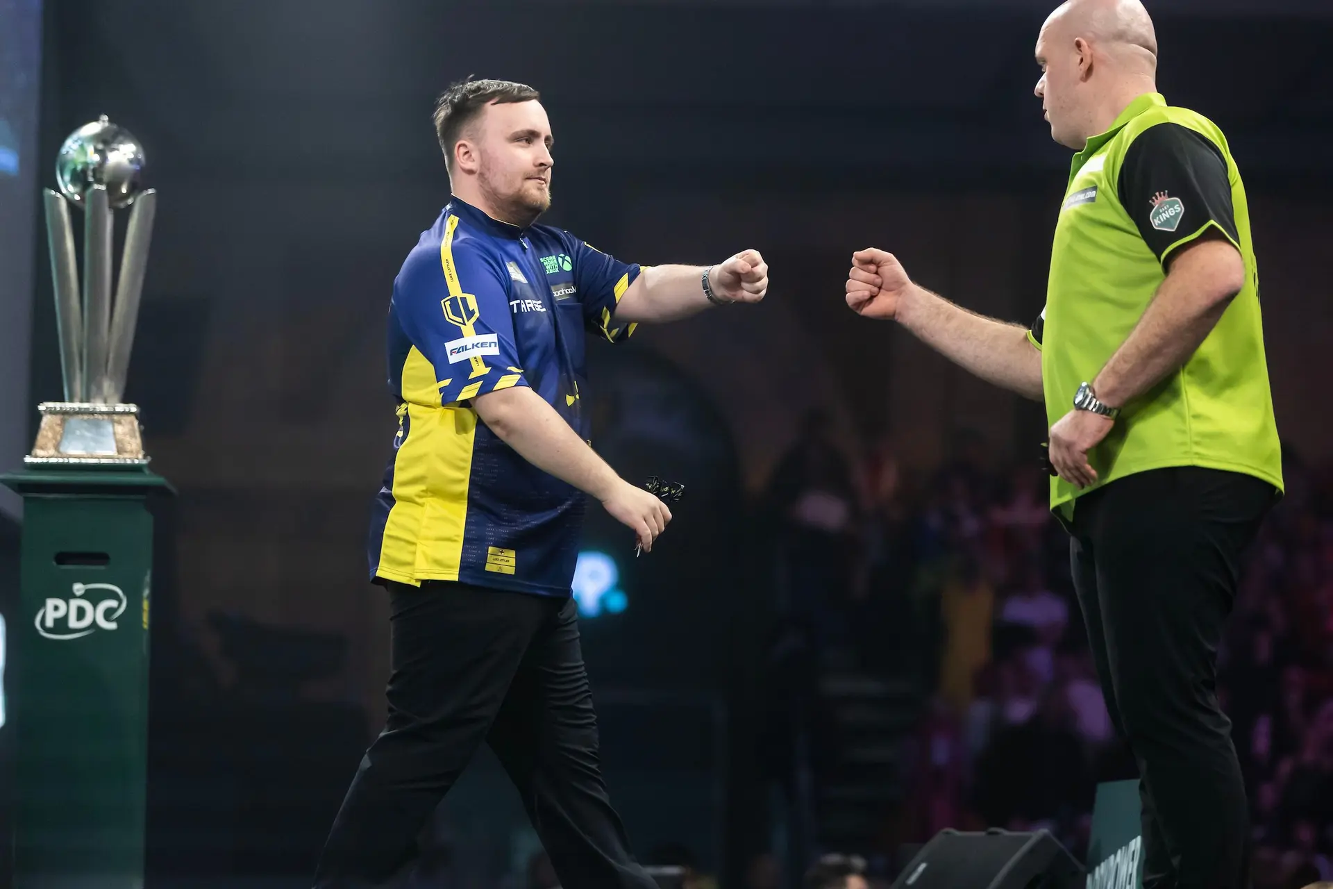 Van Gerwen verslaat Littler na bizarre comeback tijdens Premier League avond in Liverpool