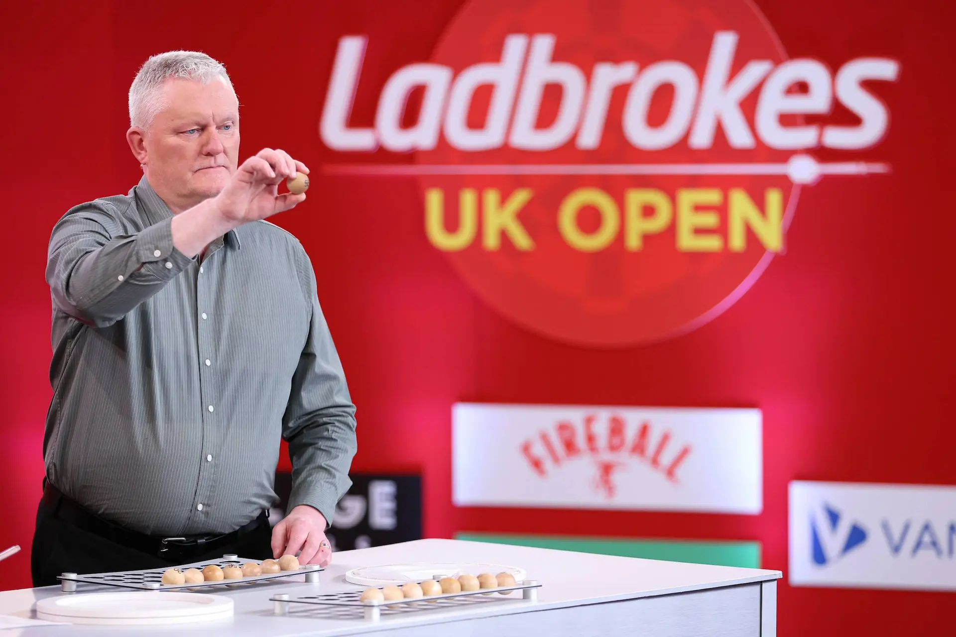 Loting laatste 32 UK Open: vijf Nederlanders en titelverdediger Van den Bergh nog in de race
