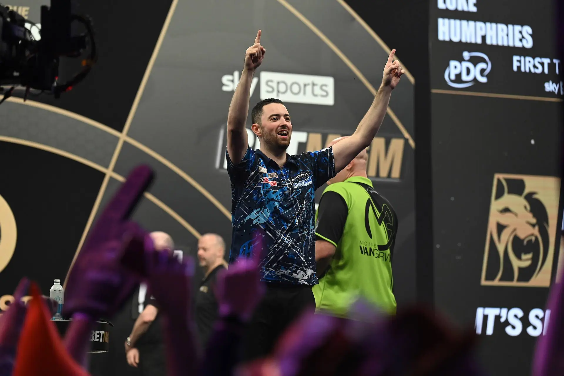 Van Gerwen verliest nipt in de halve finale van de Premier League, Luke Humphries pakt winst