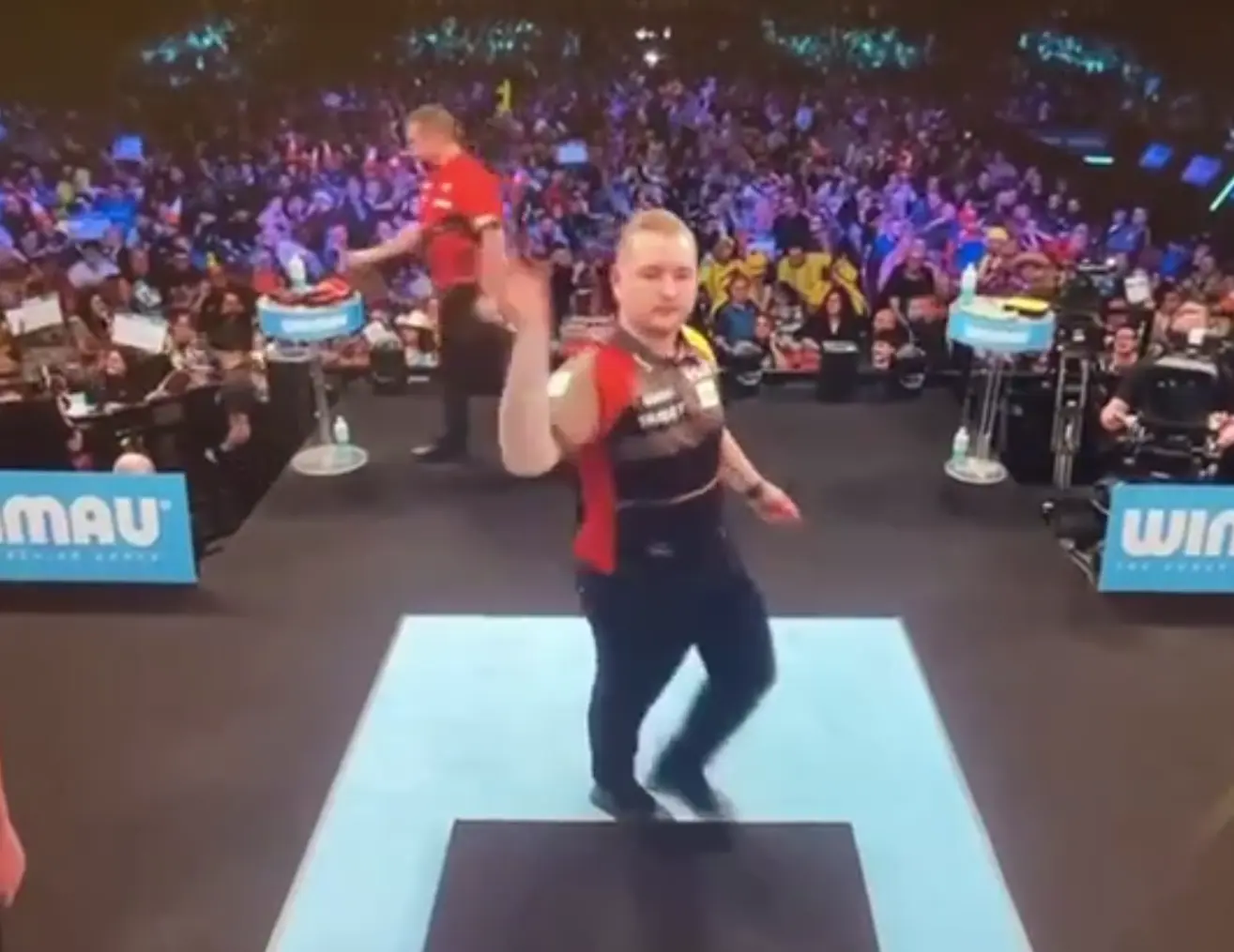 Vanwege dit moment op het podium zal Van den Bergh deel prijzengeld weer moeten inleveren