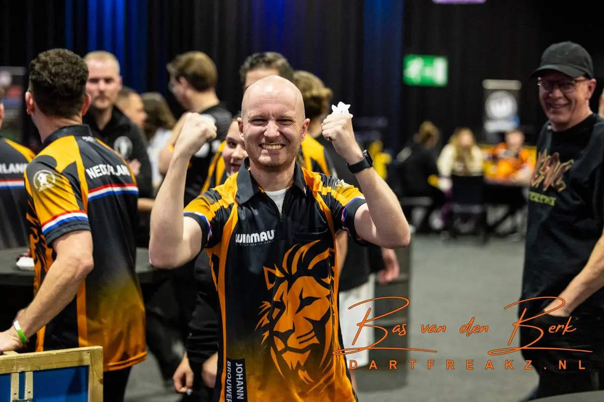 Oranje dartsteam sterk uit de startblokken tijdens eerste dag 4 Nations Tournament in Assen