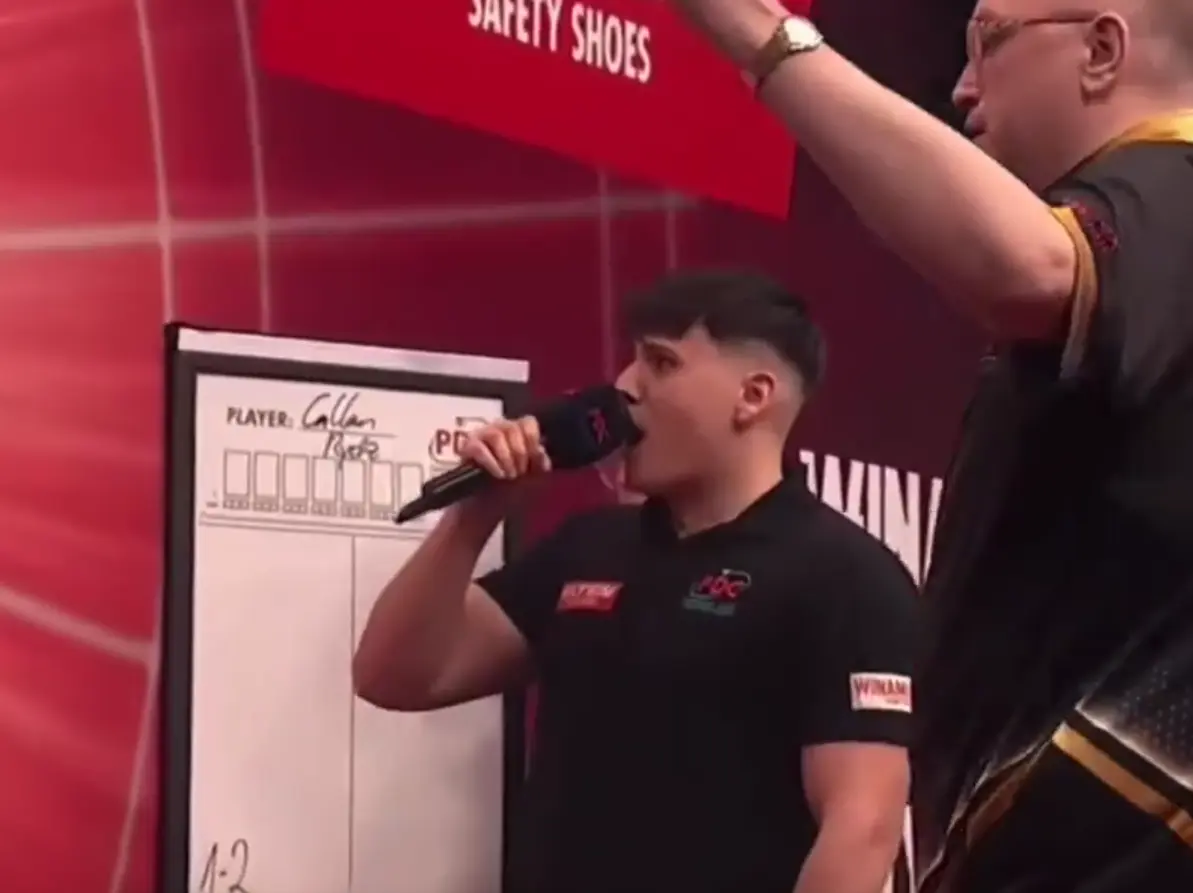 Dit is het 180-geluid van de nieuwe PDC scheidsrechter als 'Opera zanger'