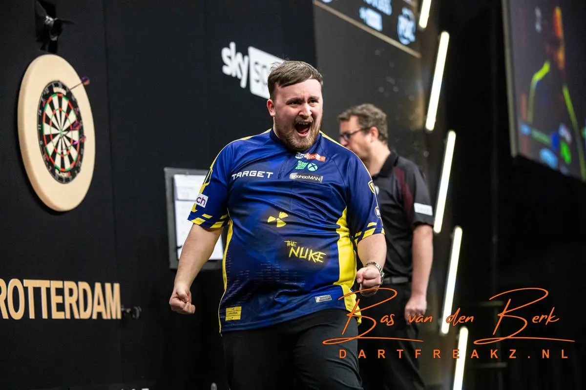 Luke Littler verpest Welsh feestje in Cardiff en pakt eerste avondwinst in Premier League 2026