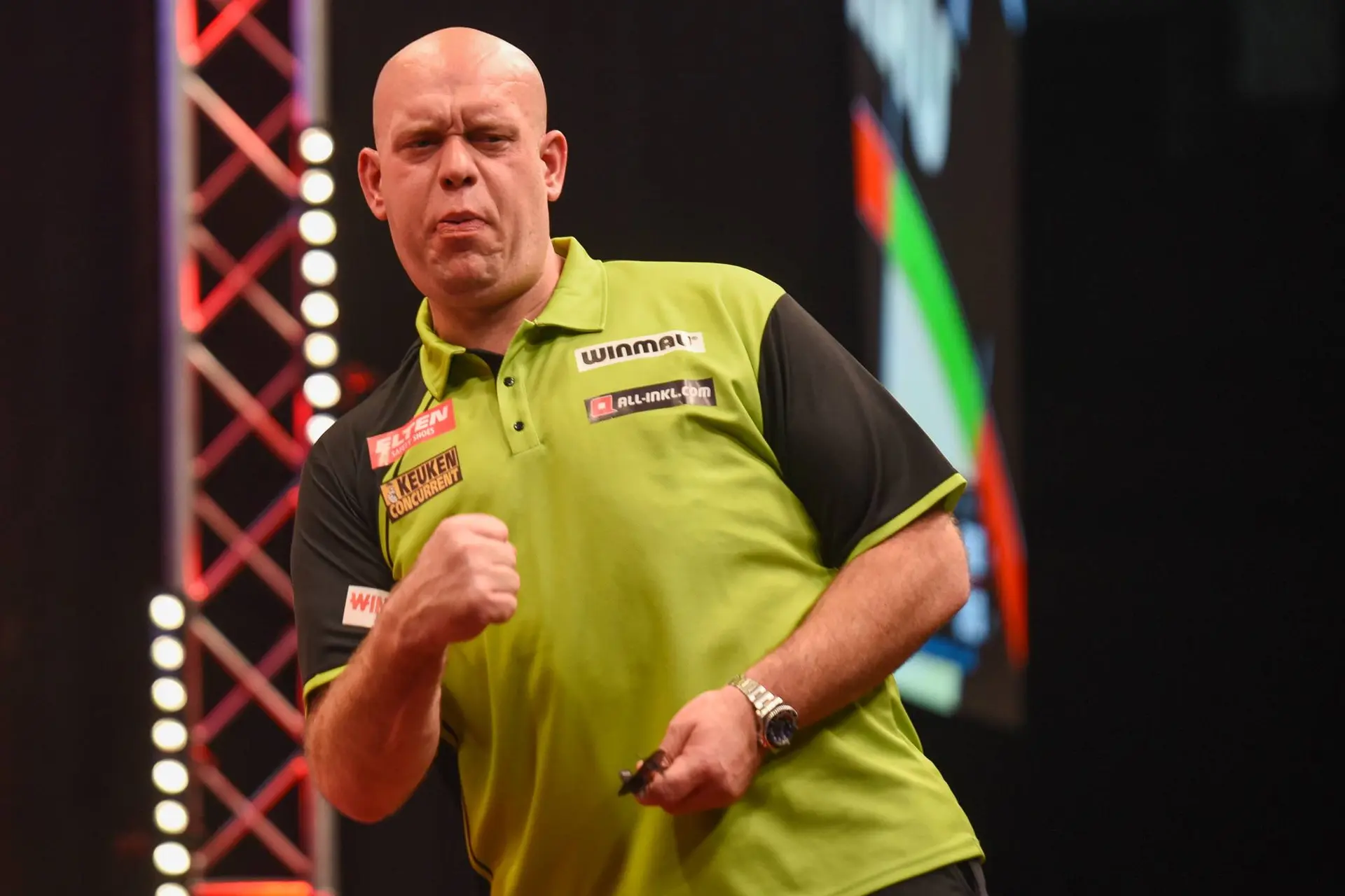 Michael van Gerwen produceert 9-darter in laatste 16 duel Euro Tour met Ryan Searle