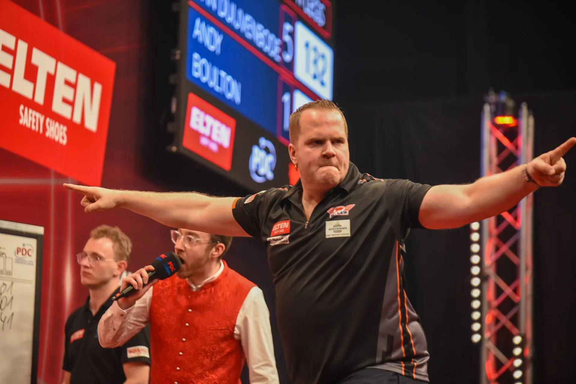 European Darts Grand Prix kwartfinales: Van Duijvenbode naar halve finale