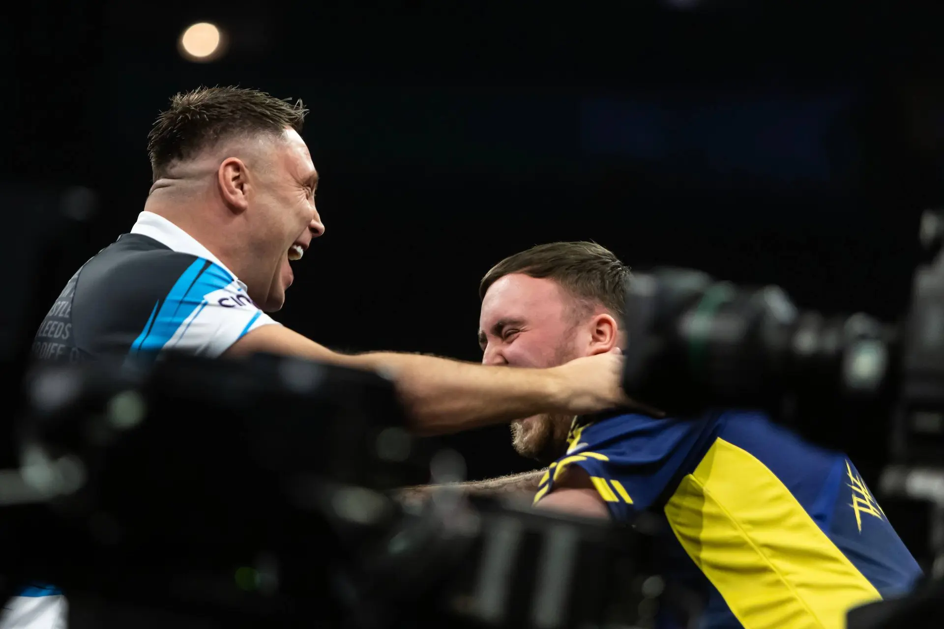 De 'Iceman' smelt de concurrentie met 9-darter in Premier League
