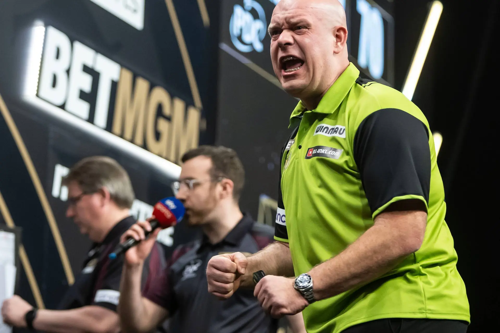 Michael van Gerwen toont glimp van topniveau met 108 gemiddeld in Finland