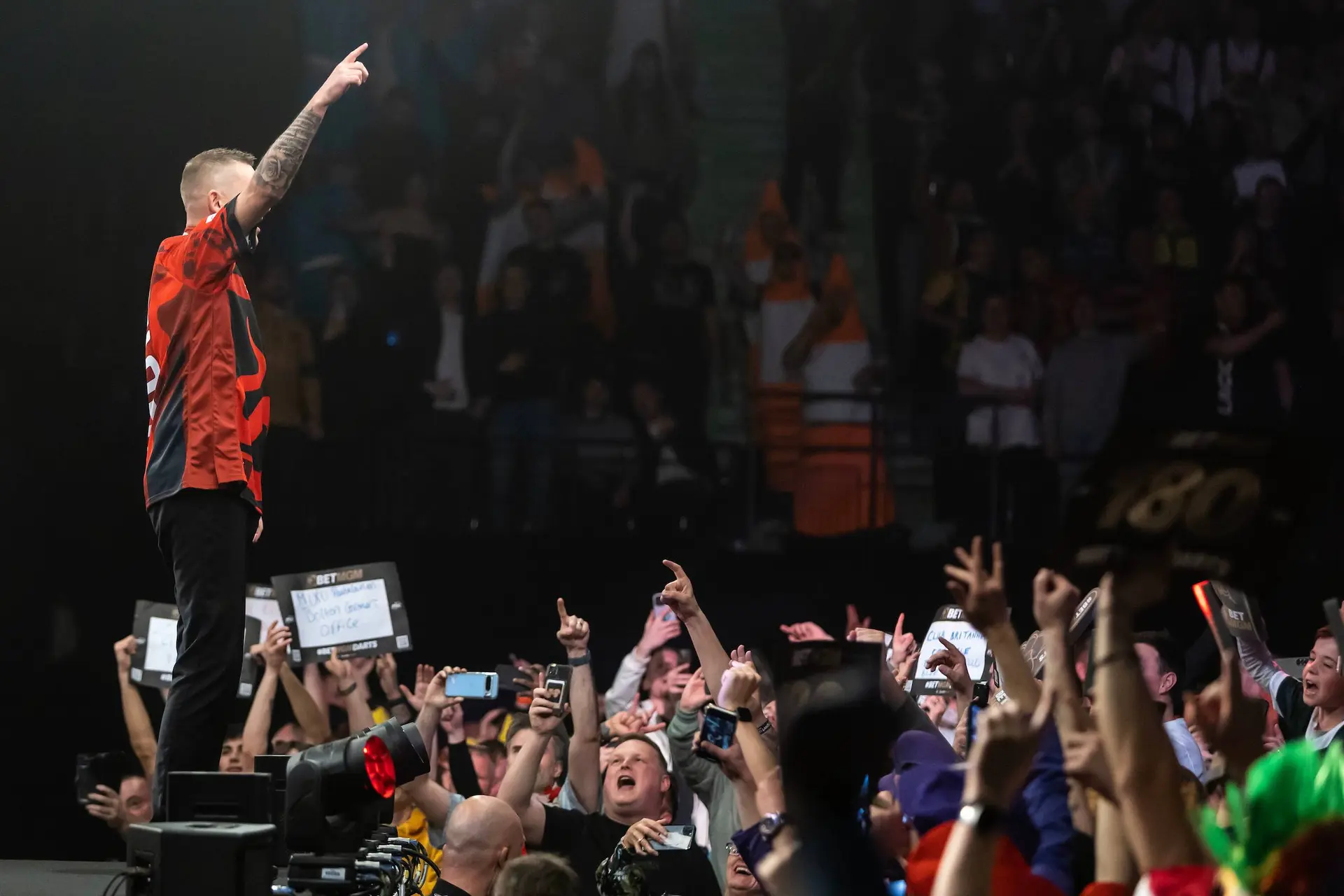 Premier League Manchester: Van Gerwen onderuit in halve finale, Aspinall pakt de titel in week 10
