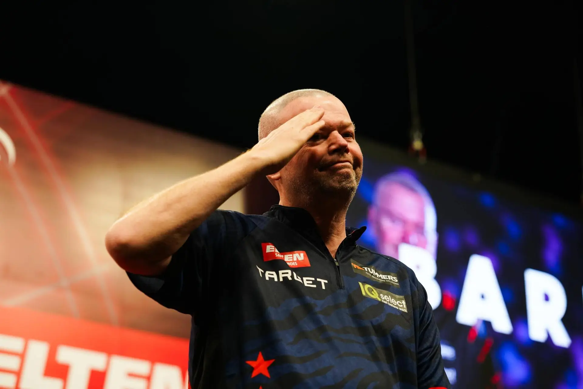 European Darts Grand Prix vrijdagavond: Van Barneveld, Van Duijvenbode, Zonneveld, en De Decker door, Van Duijvenbode sluit avond af