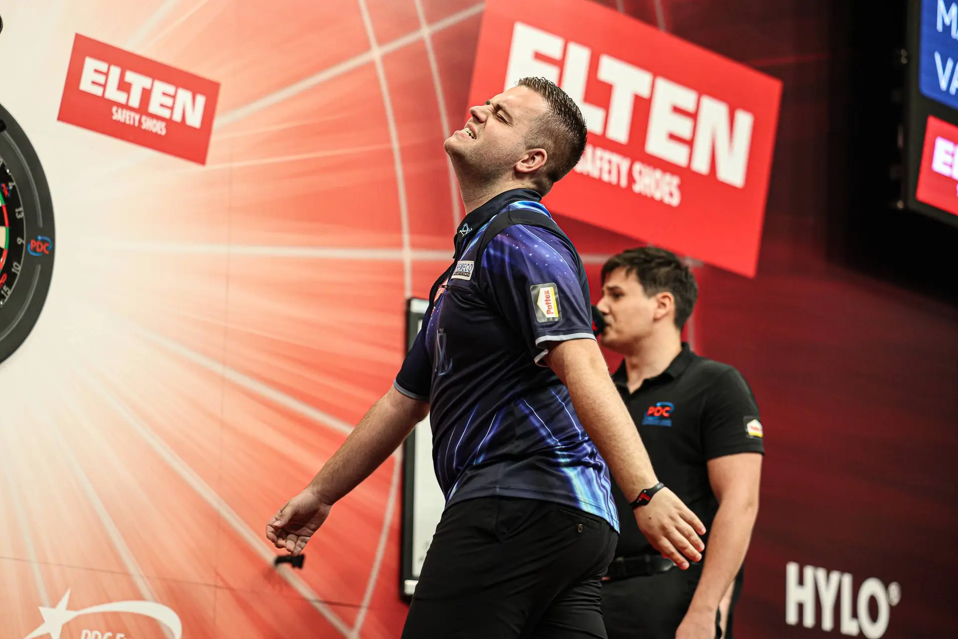 [VIDEO] Niels Zonneveld mist negendarter op dubbel 12 en vliegt er tóch uit op Players Championship 7
