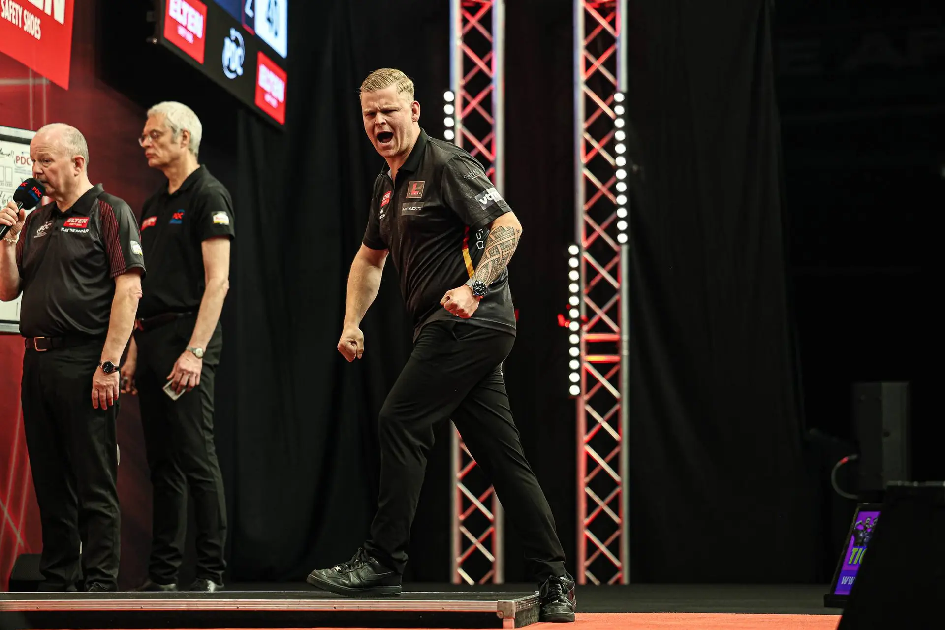 Sterke start van Mike de Decker bij zijn World Series-debuut in Australië, ook Price, Bunting en Humphries winnen