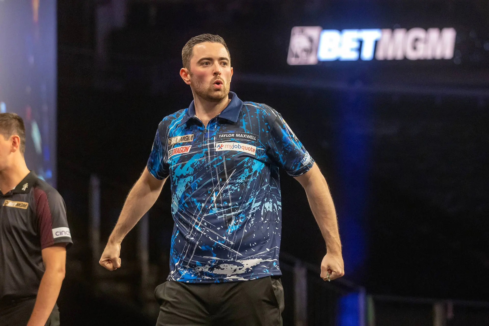 Luke Humphries kroont zich in droomfinale tot Premier League-kampioen 2025