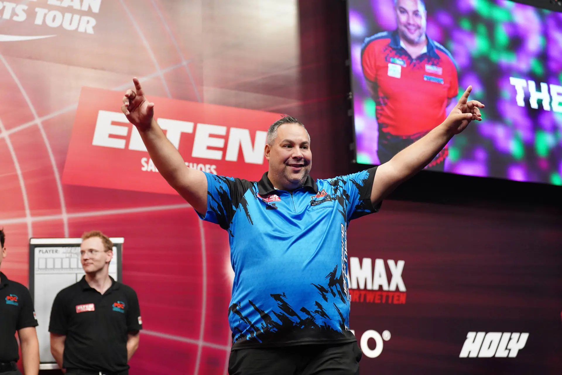 Jermaine Wattimena verliest van The Ferret Clayton in Leverkusen met 14 180-scores