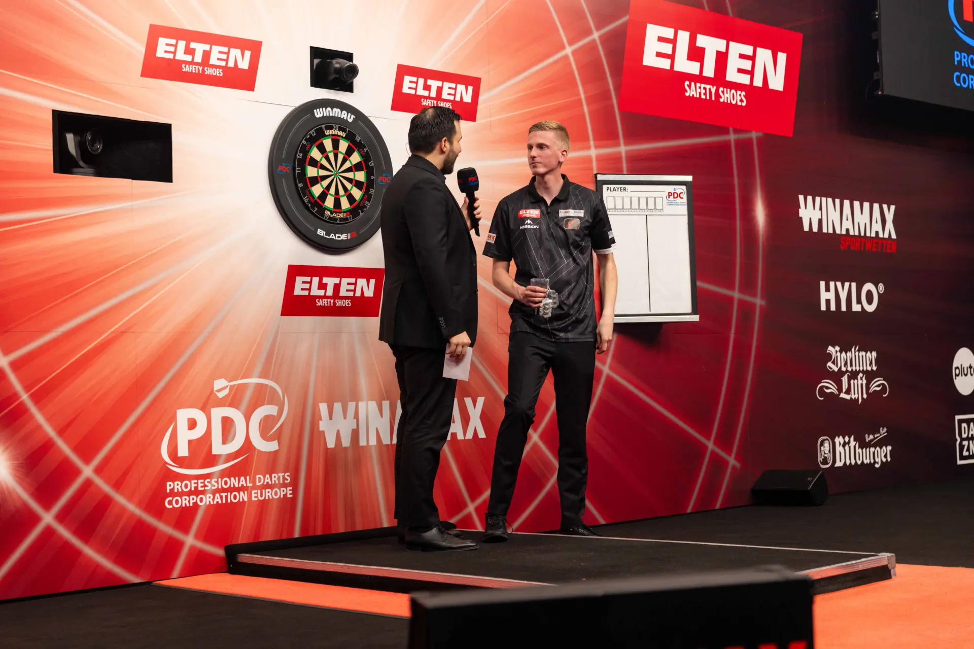 Nederlandse zeges én onderbreking door brandalarm op eerste dag European Darts Grand Prix 2025