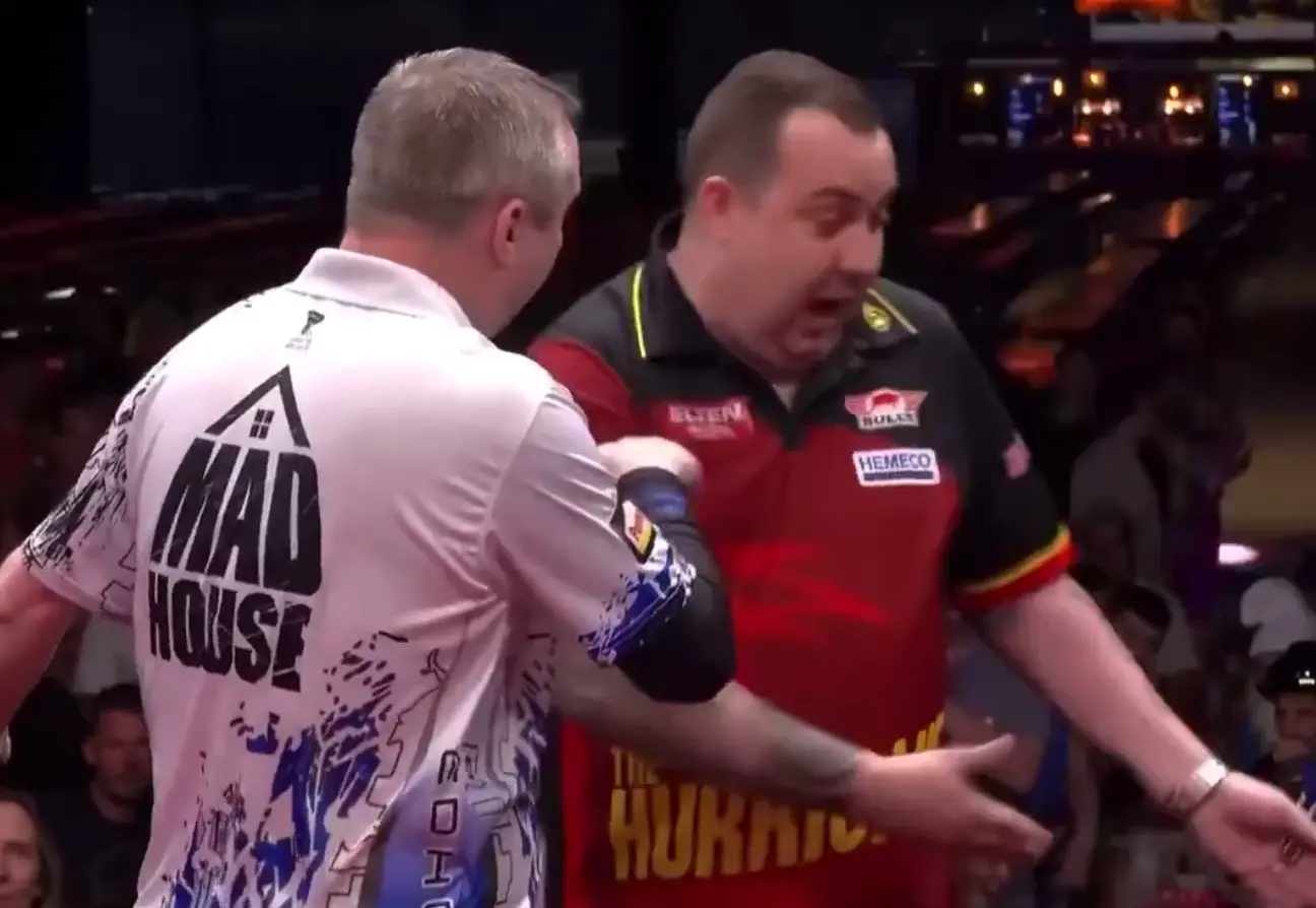 Incident tussen Kim Huybrechts en Ritchie Edhouse op het podium in Rosmalen