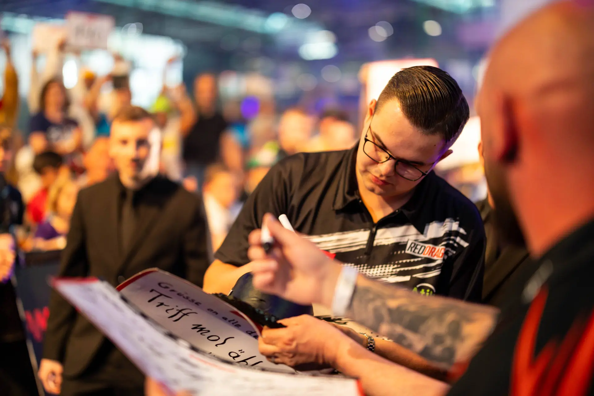 Vrijdagavond PDC WK 2026: Gian van Veen verslaat Cristo Reyes en is door naar ronde 2