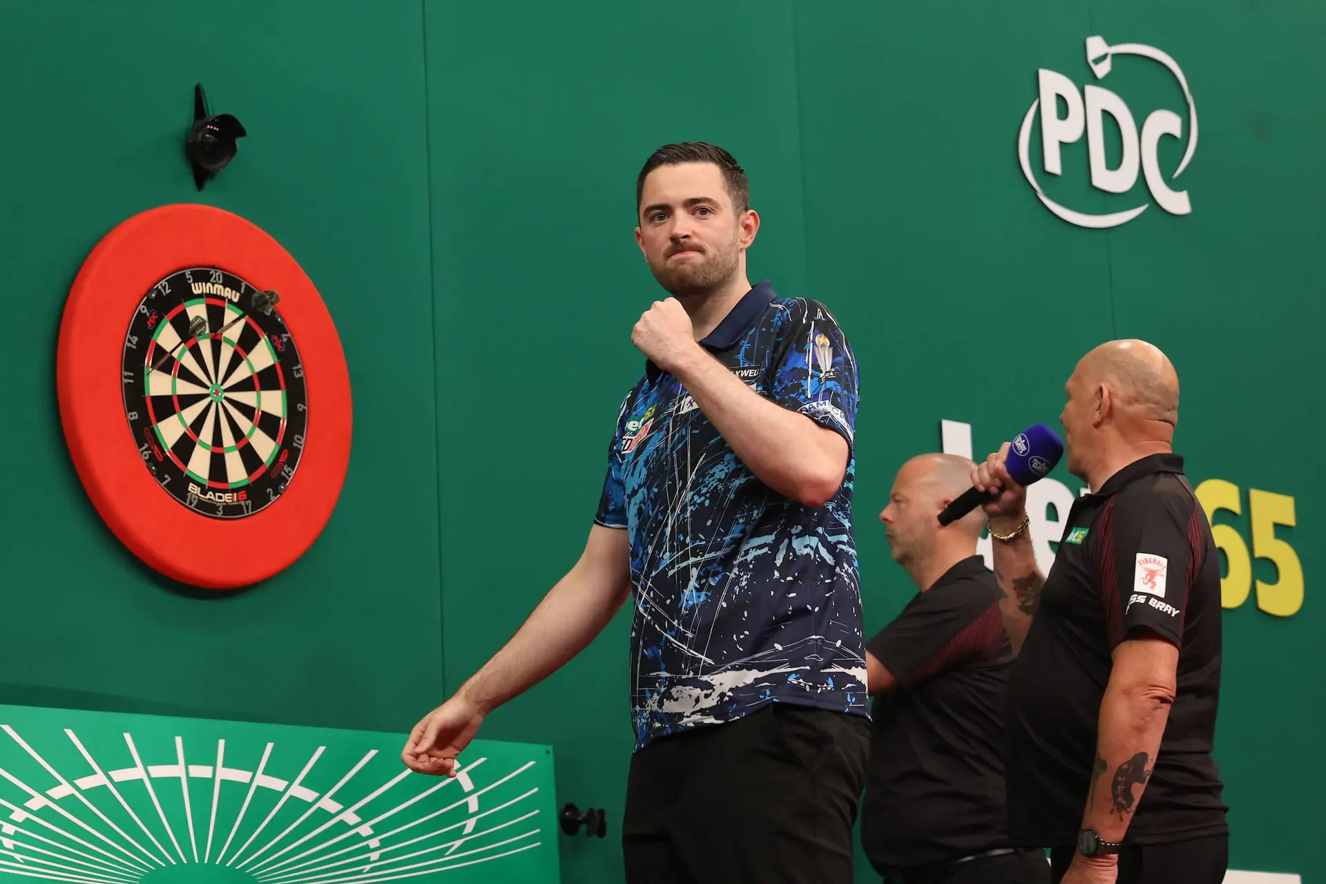 Luke Humphries wint US Darts Masters 2025 na thriller tegen Aspinall, Van Gerwen strandt in kwartfinale