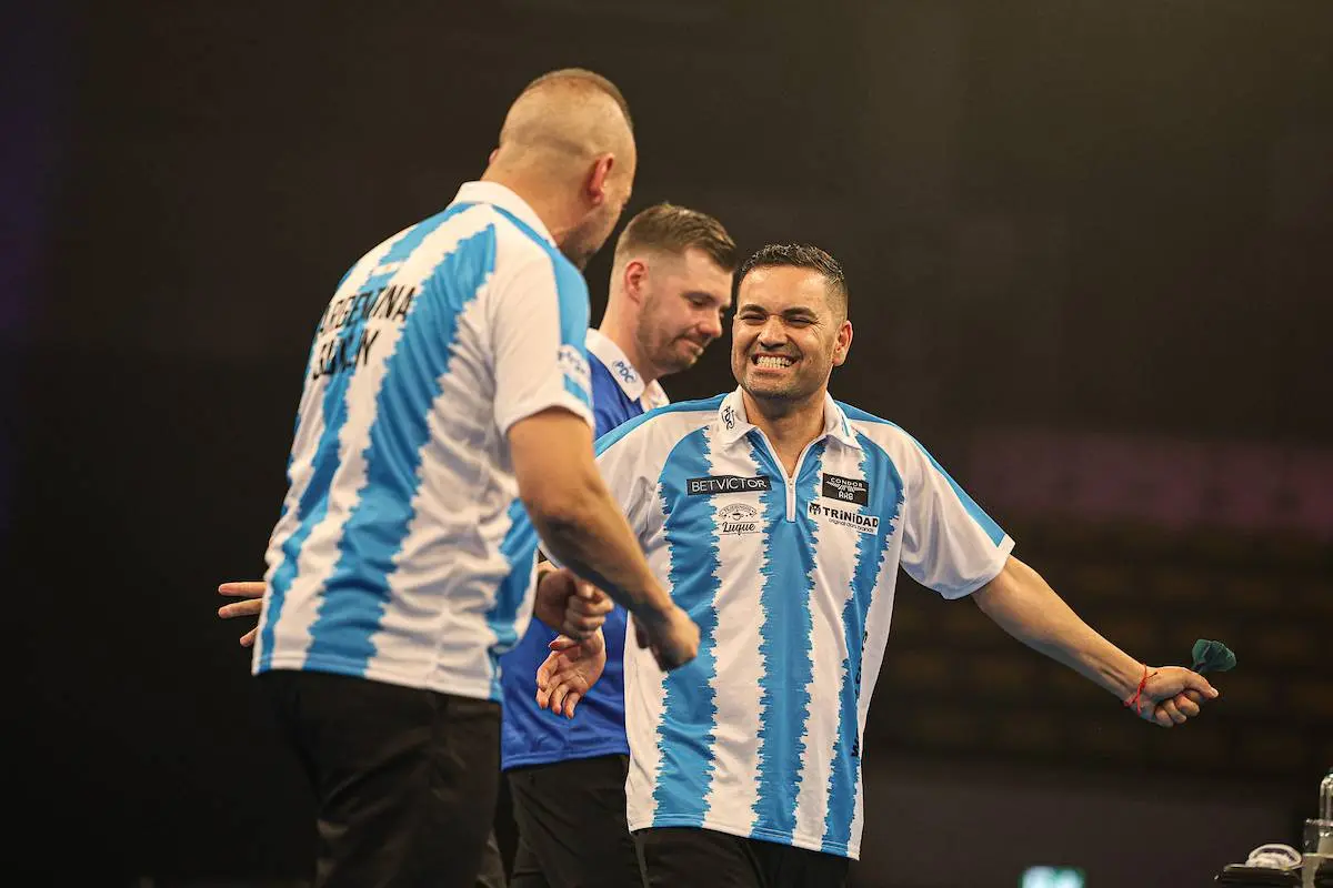 Epische Momenten en spannende overwinningen op vrijdagmiddag bij de World Cup Darts 2025