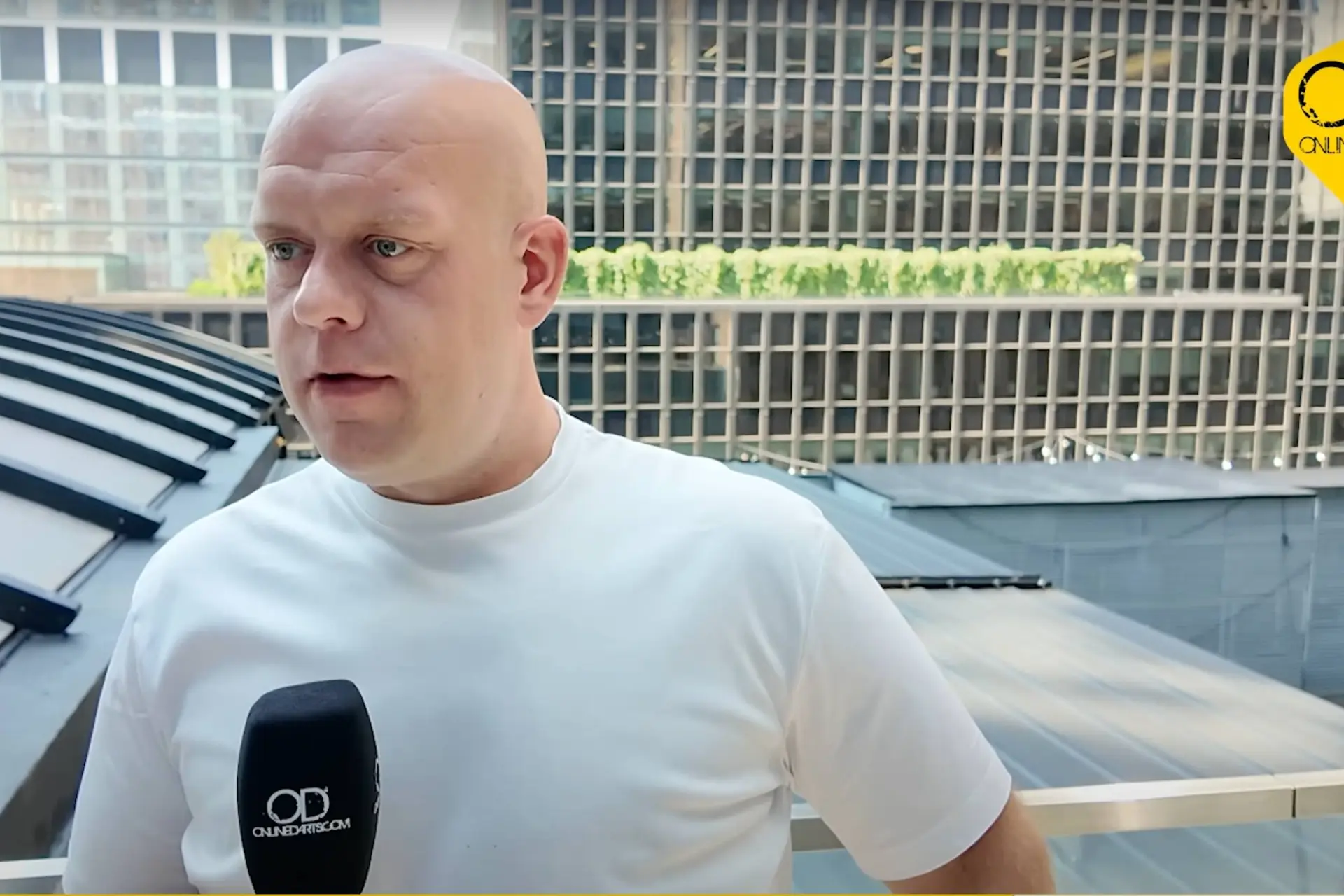 VIDEO: Michael van Gerwen voelt zich herboren in New York: ‘Ik wil dit nog tien jaar doen’
