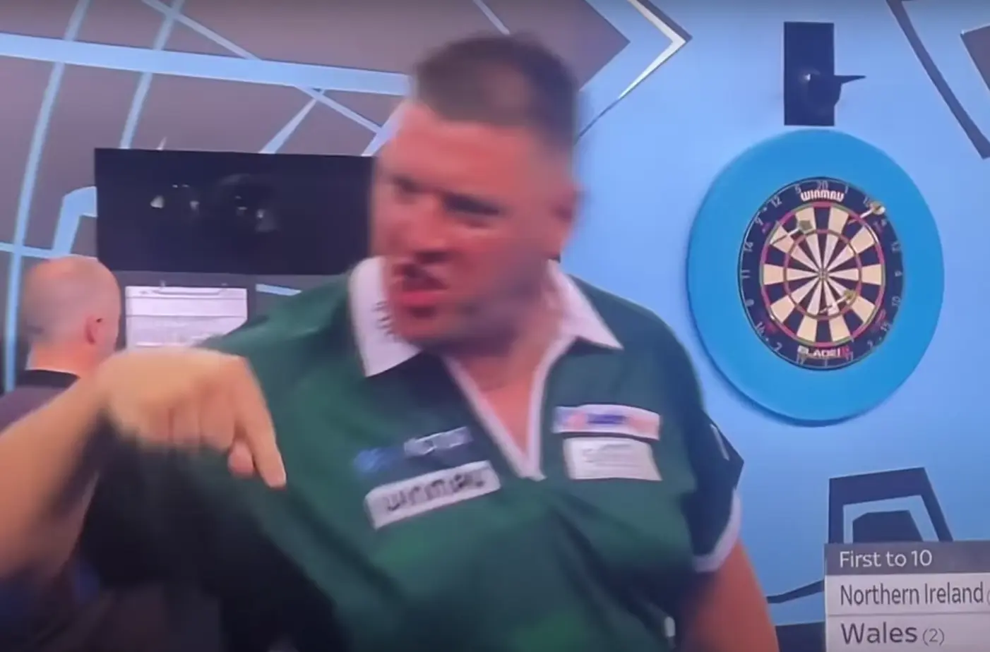 Daryl Gurney in de problemen na dit incident in finale van World Cup of Darts 2025
